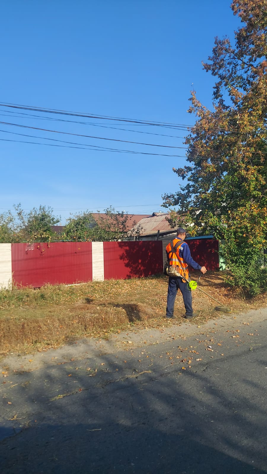 МКУ МГП «Благоустройство» продолжается покос травы на улицах города Миллерово