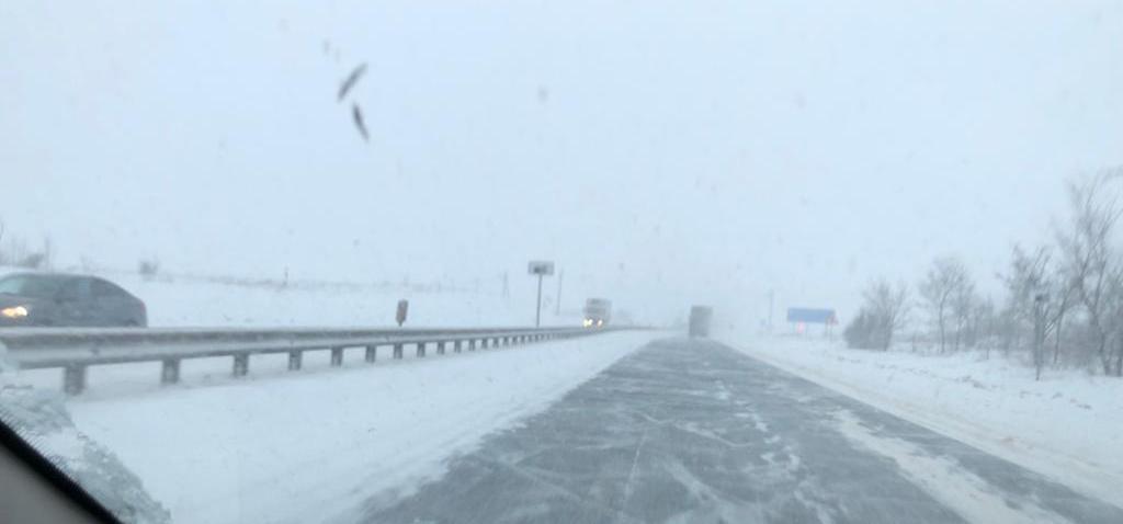 Отделение ГИБДД ОМВД России по Миллеровскому району информирует жителей города и района об ухудшении погодных условий (обильный снегопад).
