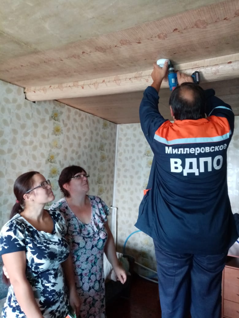 Ещё в  десяти многодетных семьях Миллеровского района  установили автономные пожарные извещатели