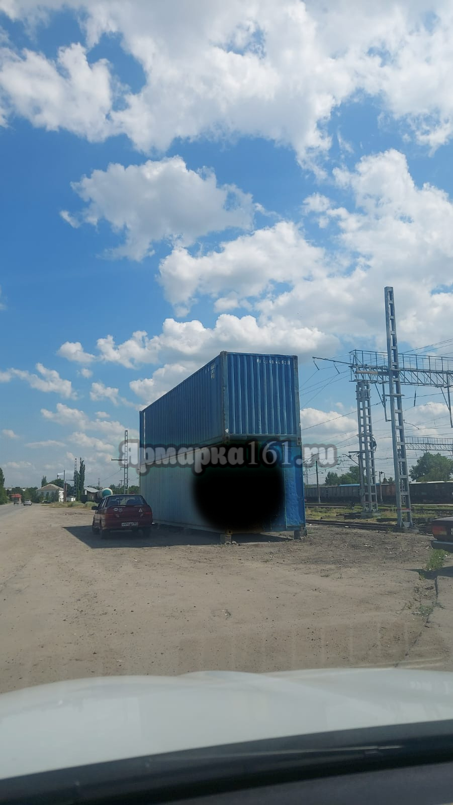 В Миллерово возмутились железнодорожным контейнером, раскрашенным под флаг Украины