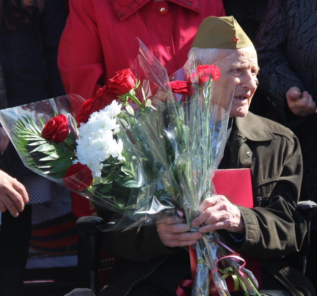 В Миллерово ветерана Великой Отечественной поздравили со 100-летием персональным парадом