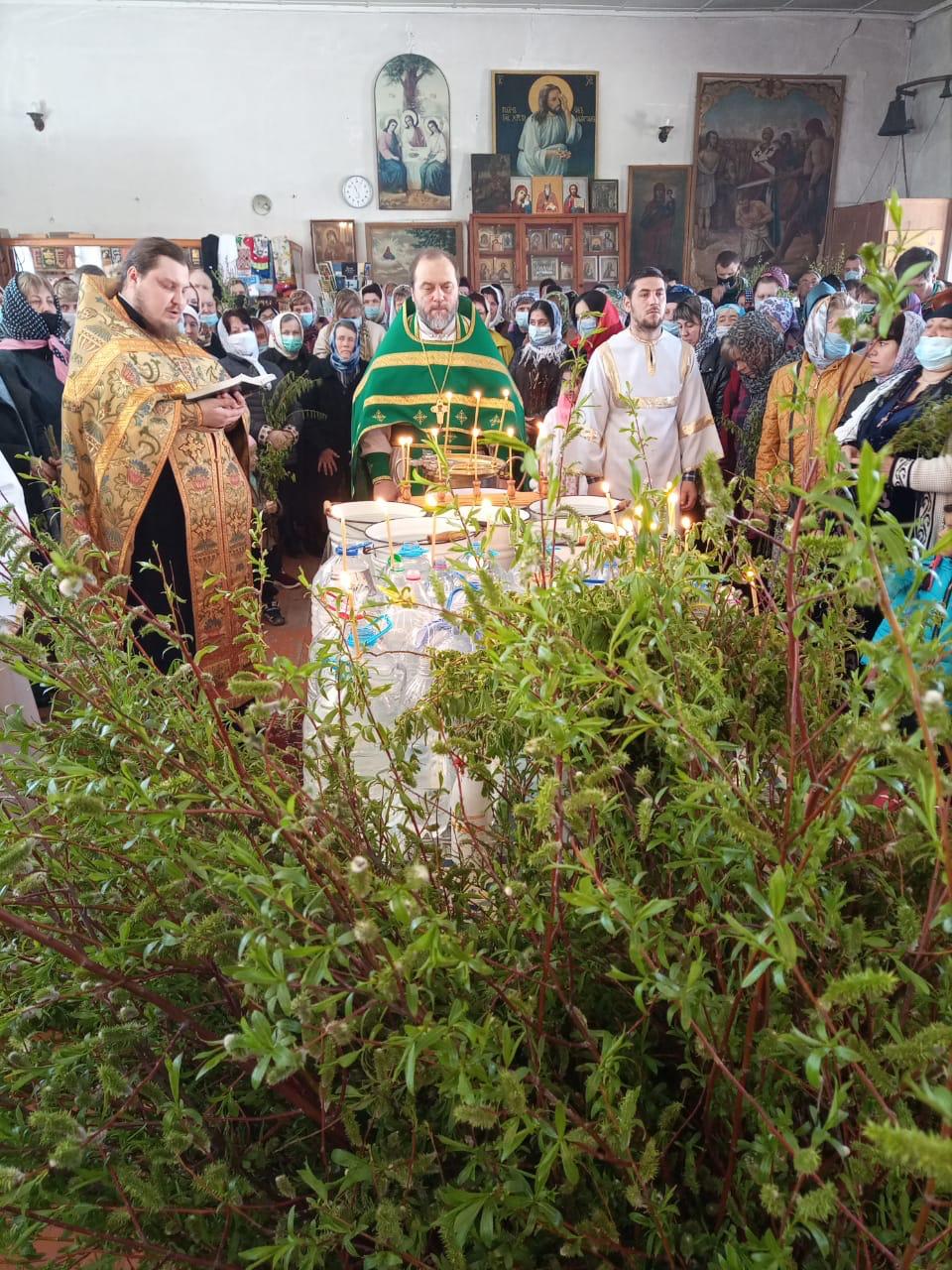Праздничное богослужение Входа Господня в Иерусалим в Свято - Пантелеимоновском храме г. Миллерово