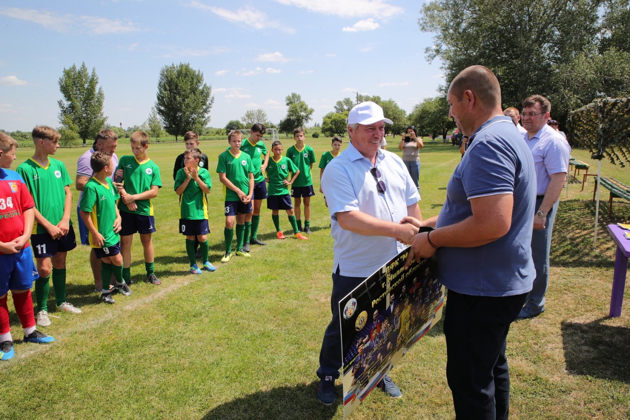 Детская футбольная команда Миллеровского района получила свой автотранспорт