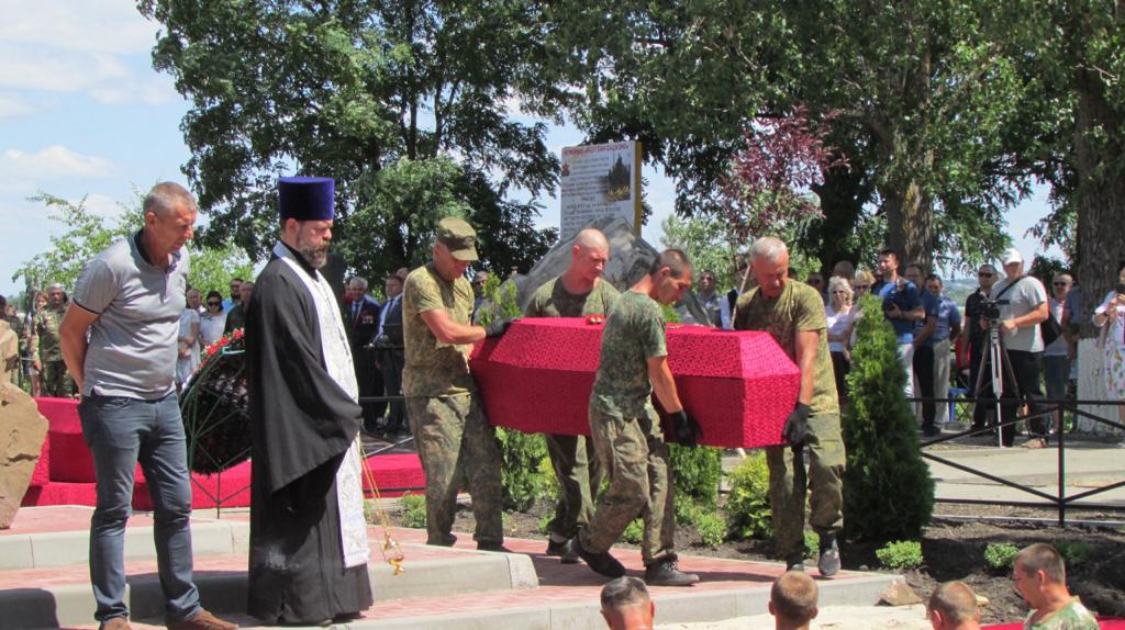 В Миллерово прошла траурная церемония перезахоронения останков жертв геноцида