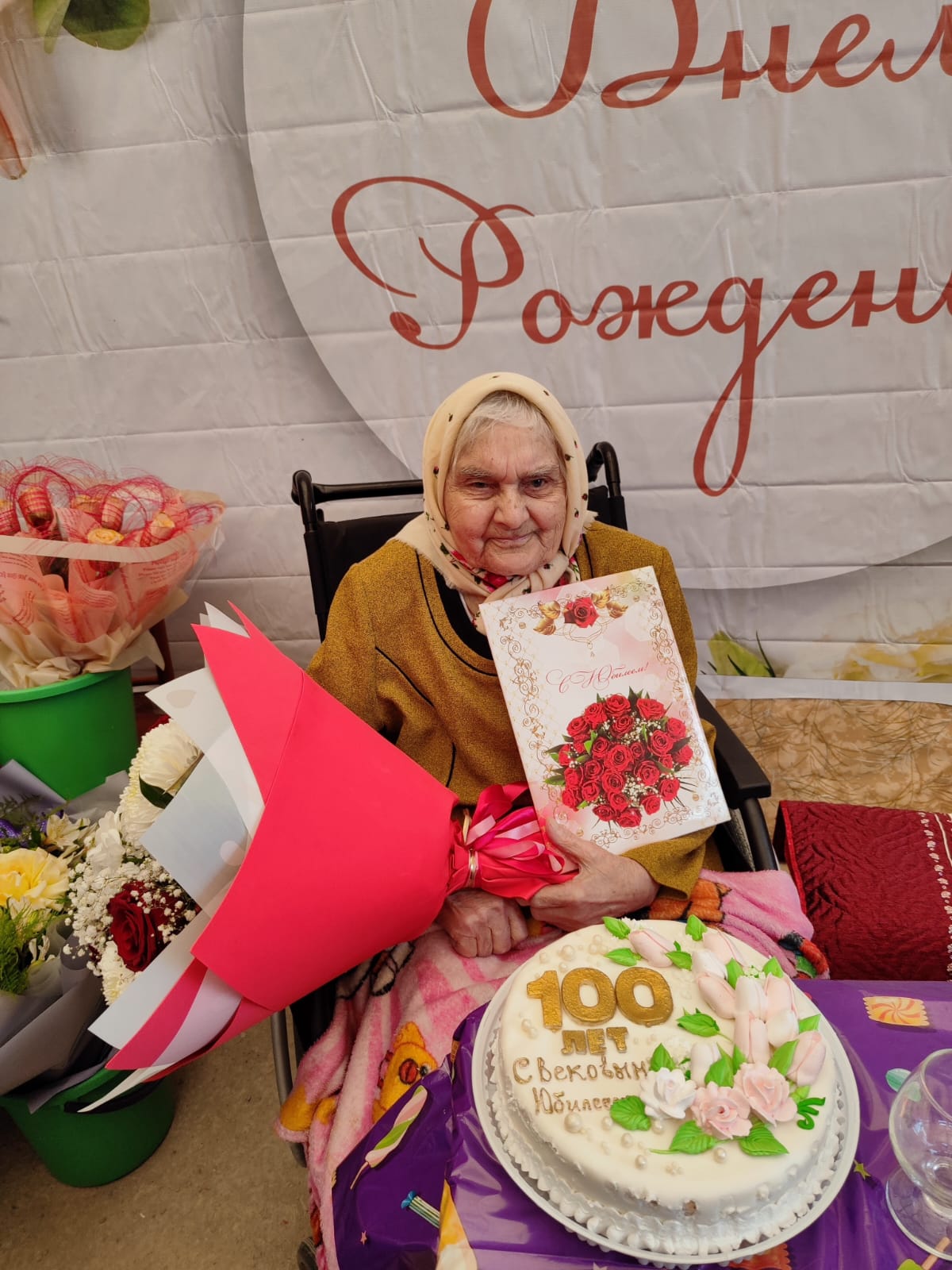 Вчера, 29 апреля, свой 100-летний юбилейный день рождения отметила жительница города Миллерово Агафия Дмитриевна Родоманова