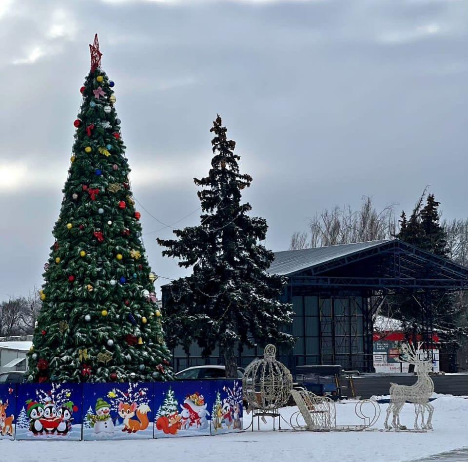 Уважаемые жители и гости города Миллерово!  ❄️ Примите самые искренние, сердечные поздравления с Новым 2024 годом и наступающим светлым праздником Рождества Христова!