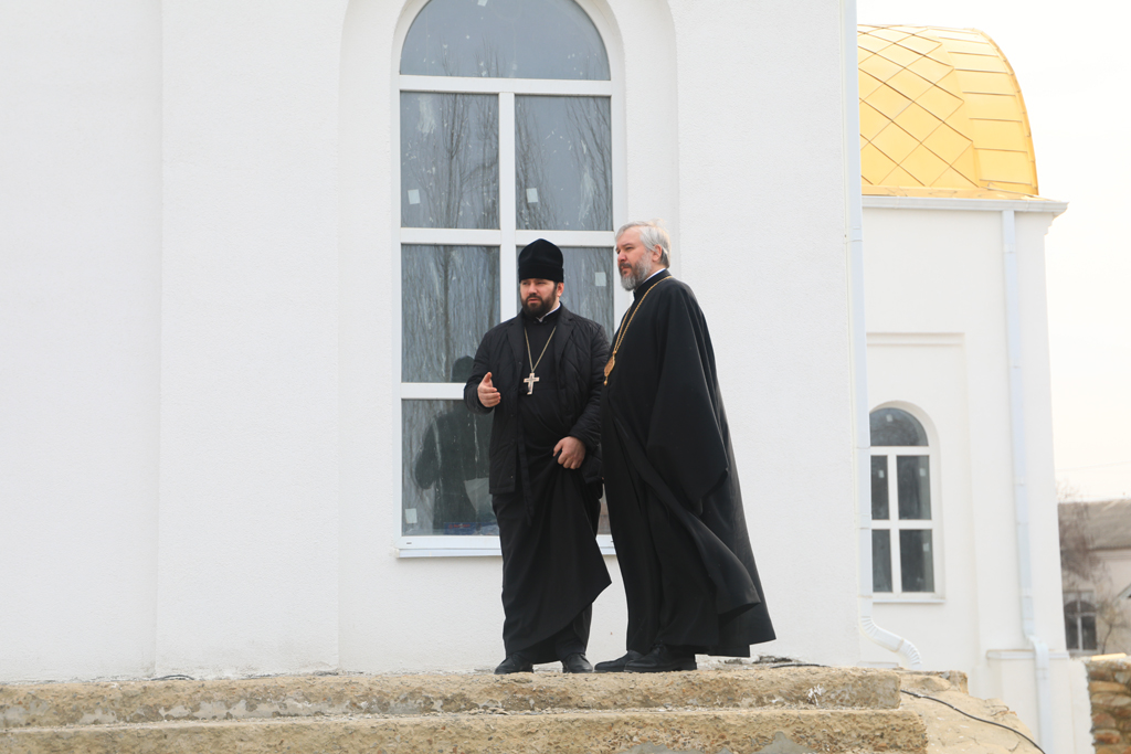 Преосвященнейший епископ Симон ознакомился с ходом строительства храма великомученика Пантелеимона в Миллерово