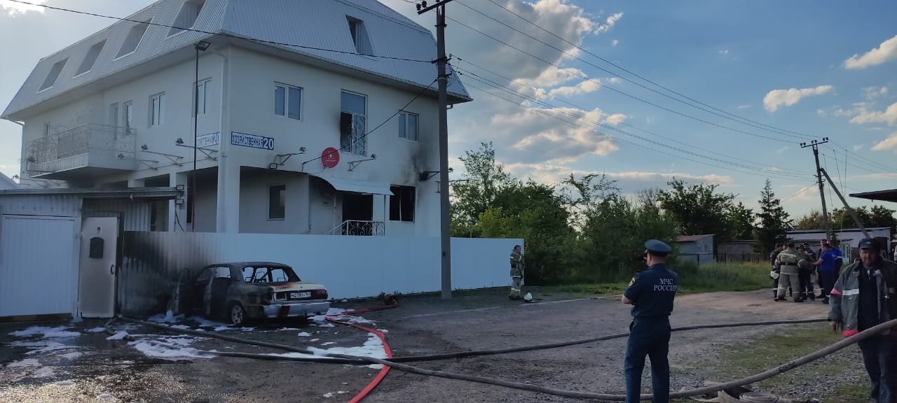 В городе Миллерово произошёл крупный пожар по улице Хозяйственная, д. 20.
