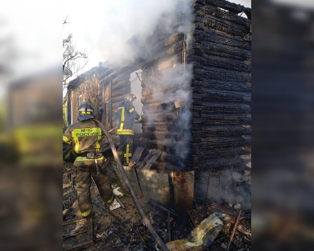 Мама и двое детей погибли при пожаре в частном доме