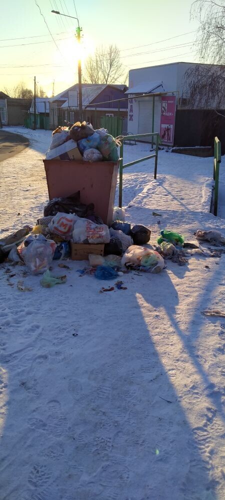 Администрацию г. Миллерово просят более разумно размещать мусорные контейнеры